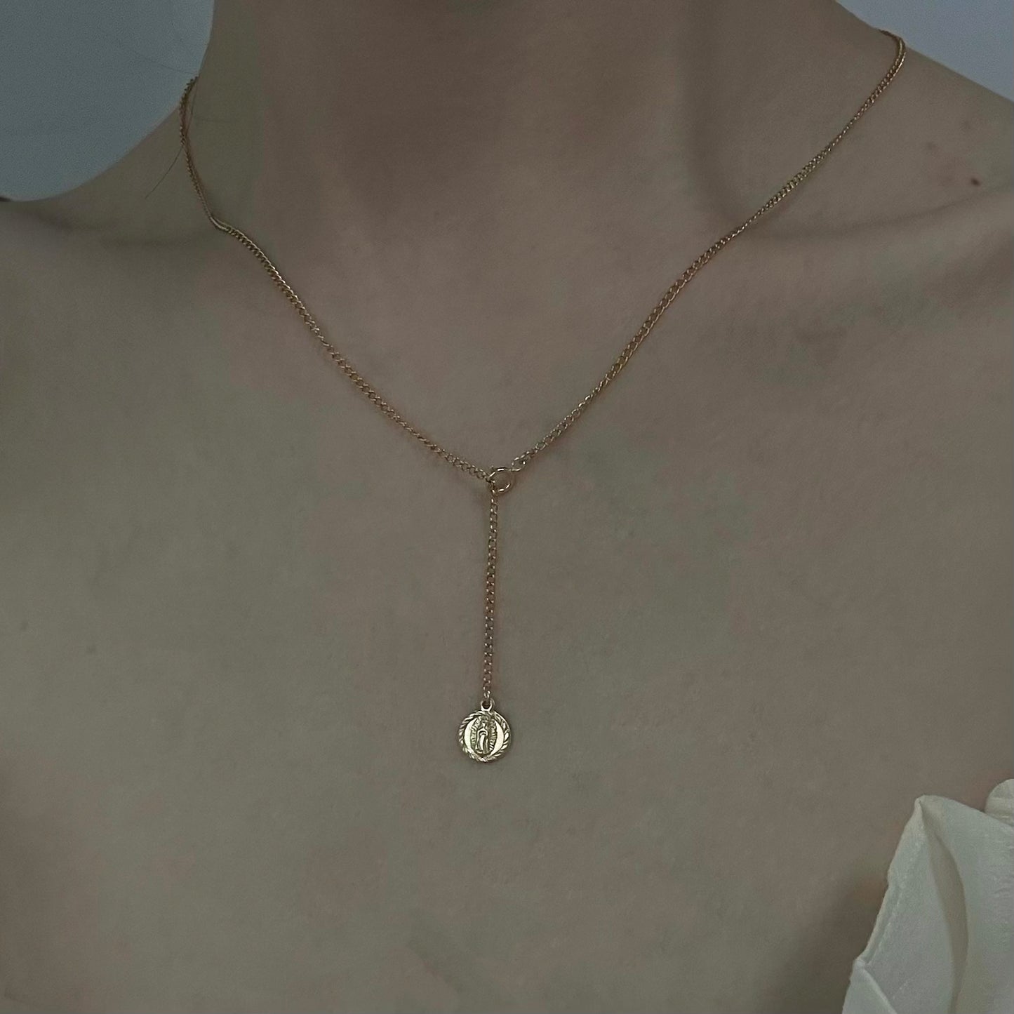 Collier pendentif médaille